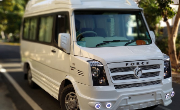 14 seater tempo traveller price per km